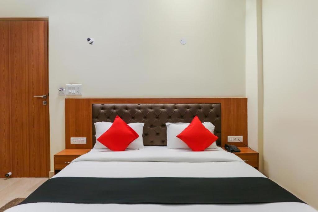 Capital O Bvh Hospitality Near Pvr Ansal Plaza Greater Noida Hotel Eksteriør billede
