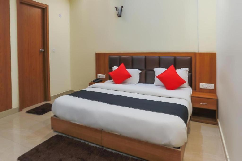 Capital O Bvh Hospitality Near Pvr Ansal Plaza Greater Noida Hotel Eksteriør billede