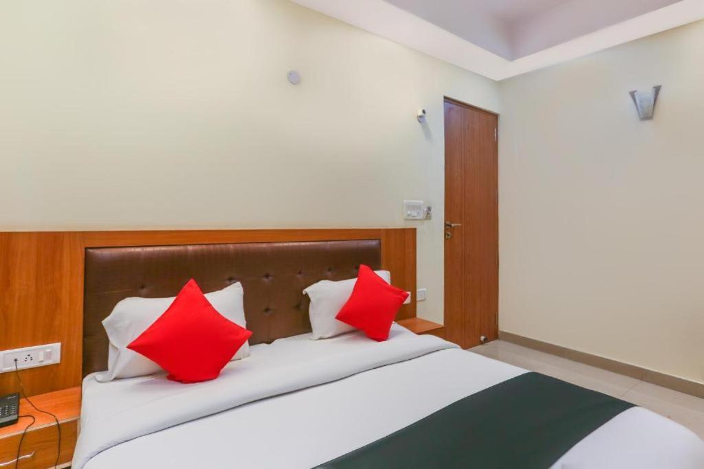 Capital O Bvh Hospitality Near Pvr Ansal Plaza Greater Noida Hotel Eksteriør billede