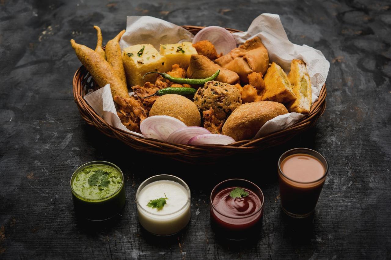 Capital O Bvh Hospitality Near Pvr Ansal Plaza Greater Noida Hotel Eksteriør billede